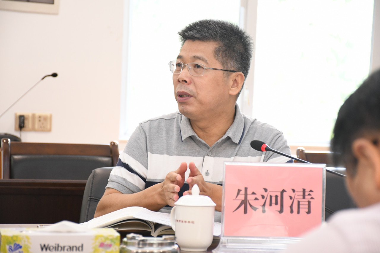 6东莞市教育局教研室朱河清老师对课题进行开题评审.JPG