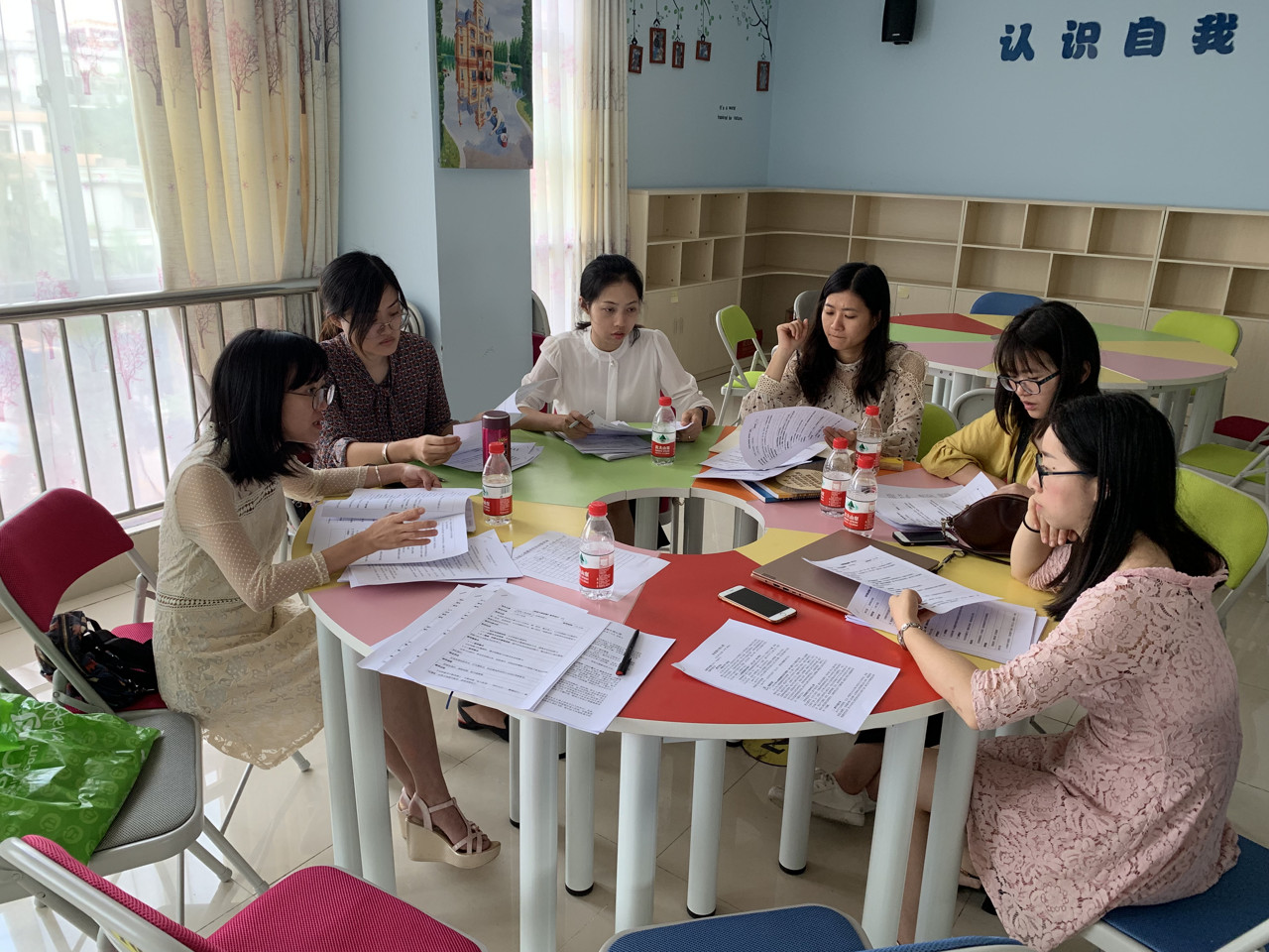 图6:心理老师们在热烈研讨中.JPG